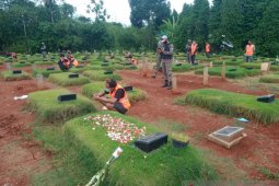 Satpol PP Tangsel beri sanksi pelanggar prokes berdoa di pemakaman
