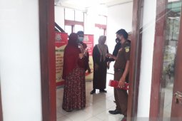 Kejari Kediri menahan dua tersangka kasus rekayasa data kredit PD BPR