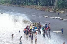 Warga buat rakit bantu masyarakat seberangi sungai Tiabo di Halmahera Utara