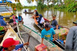 Anggota DPRD Kalsel gunakan "kelotok" serahkan bantuan sembako terdampak banjir