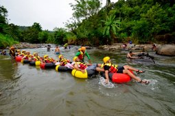 Wahana Tubing di Sungai Rindu Hati