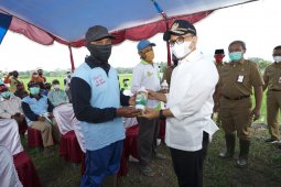 Petani Banyuwangi dapat jatah pupuk organik cair gratis