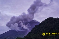 Gunung Merapi semburkan tiga kali awan panas sejauh 700-1.200 meter
