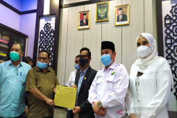 KIP serahkan hasil pleno tahapan Pilkada Aceh 2022 ke pimpinan DPRA