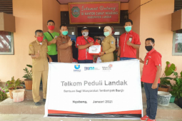 Telkom Kalbar bantu masyarakat Ngabang yang terdampak banjir