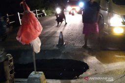 Hati-hati, Jembatan di jalan nasional Desa Kapuh HST ambruk
