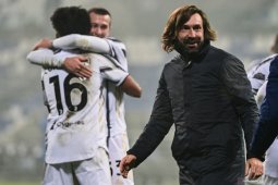 Andrea Pirlo bersuka cita raih  trofi perdana sebagai pelatih