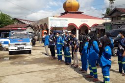 Relawan Kelurahan Hikun bantu pembersihan pascabanjir HST