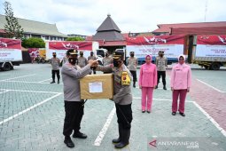 10 truk berisi bantuan Polda Jatim untuk korban banjir disalurkan