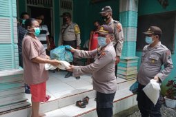 Polsek Padang Tualang Langkat berikan bantuan sembako kepada warga terdampak abrasi
