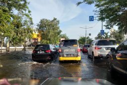 Air banjir masih menggenangi jalan A Yani Banjarmasin