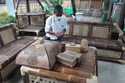 Perajin bambu di  Kabupaten Kediri terkendala cuaca lembab