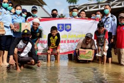 Pegawai Lapas Banjarbaru bantu korban banjir di Sungai Alat