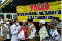 Gubernur tinjau posko pengungsian korban banjir dan tanah longsor