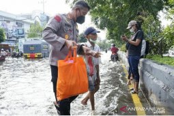Satu Bhabinkamtibmas monitor lima dapur umum  korban banjir