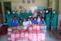 Persatuan istri anggota DPRD Belitung salurkan bantuan ke panti asuhan
