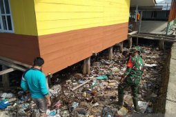 Personel koramil Popayato bersihkan sampah di permukiman Suku Bajau