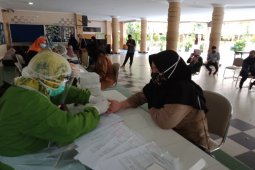 Istri  guru pulang bepergian, berimbas belasan rekannya terpapar COVID-19