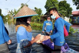 KNPI Batola bagikan nasi di kawasan banjir terparah