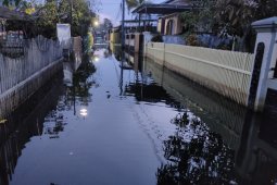 Air kembali naik merendam jalan dan rumah warga Banjarmasin