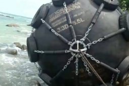 Warga temukan bola hitam terdampar di tepi pantai