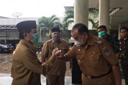 Gubernur Fachrori pamitan di Tanjabbar sambil serahkan bantuan dan CSR