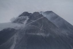 Awan panas guguran Merapi meluncur hingga 1.000 meter