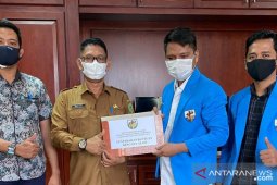 KNPI Penajam serahkan Rp8 juta untuk korban bencana