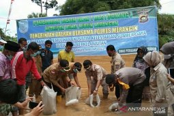 Kapolres dan Wabup Merangin  tebar benih ikan di lubuk larangan 'Baru Nalo'