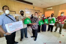 Alfamart salurkan program donasi konsumen di Jatim