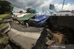 Jalan tol Perak - Waru ambles