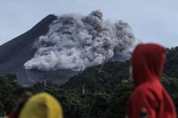 Awan panas guguran Gunung Merapi meluncur hingga 3.000 meter