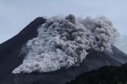 Warga lereng Merapi Sleman berlarian keluar rumah saat awan panas