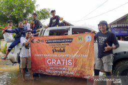 Kalsel Kreatif Forum berkolaborasi  menyalurkan bantuan korban Banjir