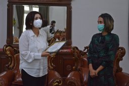 Ketua Dekranasda Dairi serahkan piagam penghargaan lomba masker