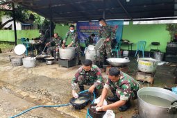 Dapur lapangan TNI AD sajikan 3.000 nasi bungkus bagi korban banjir