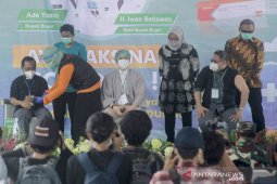 Tiga orang batal disuntik pada vaksinasi COVID-19 perdana di Kabupaten Bogor