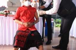 Gubernur Bali Koster terima suntikan vaksin COVID-19 dosis kedua