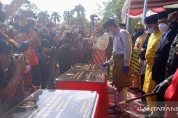 Sutarmidji resmikan sejumlah bangunan pada peringatan HUT ke=64 Kalbar