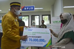 Bupati Bone Bolango serahkan santunan BPJAMSOSTEK ke ahli waris