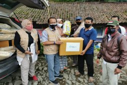 Yayasan Baktimed beri sumbangan ke korban tanah longsor Cisarua