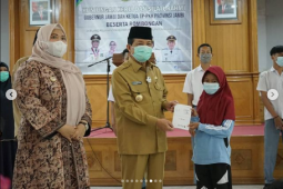 Gubernur Jambi serahkan bantuan pendidikan di Muarojambi