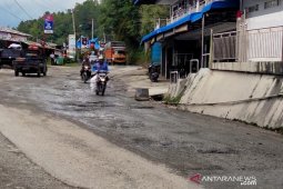 Jalan rusak lintas Parapat ganggu kenyamanan berkendara, rawan kecelakaan