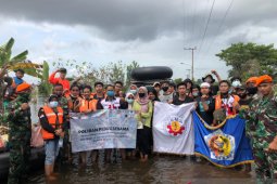 Mahasiswa Poliban dikawal pasukan elit TNI AU sebar bantuan ke daerah banjir