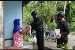 Sat Brimob Polda Sumut salurkan paket sembako