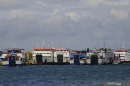 Gelombang tinggi akibatkan penutupan seluruh rute penyeberangan di NTT