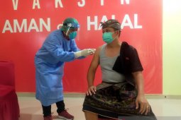 Tepis isu miring, Forkominda Jembrana lakukan vaksinasi COVID-19 pertama