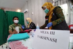Giliran nakes Puskesmas Panarukan Situbondo disuntik vaksin COVID-19