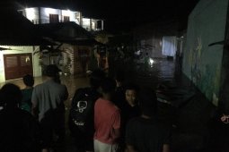 Kaget lihat banjir bandang masuk rumah, seorang warga meninggal dunia