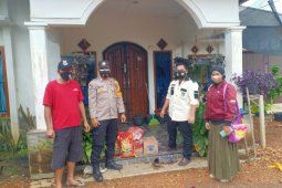 Polres Bangka Barat bantu sembako warga lakukan isolasi mandiri
